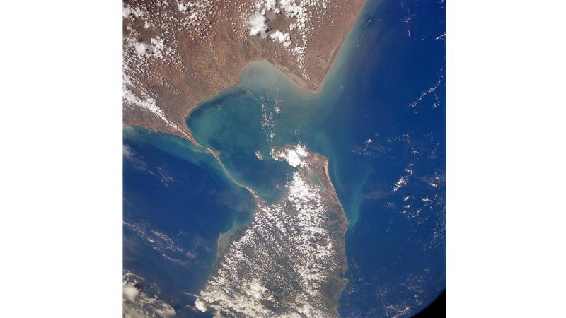 Image : https://en.wikipedia.org/wiki/Adam%27s_Bridge#/media/File:AdamsBridge02-NASA.jpg
