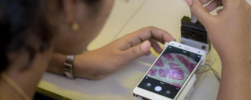 आयआयटी मुंबई मधील शास्त्रज्ञांनी स्मार्टफोनला जोडता येतील अशी छोटी व स्वस्त सूक्ष्मदर्शी भिंगे विकसित  केली आहेत. 